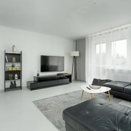 Beautiful House With Balcony Ideal For Families By Renters *