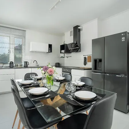 Beautiful House With Balcony Ideal For Families By Renters *