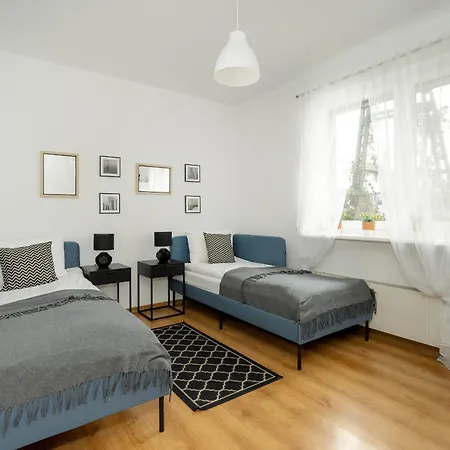 Beautiful House With Balcony Ideal For Families By Renters *