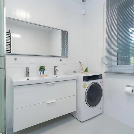 Beautiful House With Balcony Ideal For Families By Renters Poznań