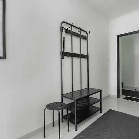 Beautiful House With Balcony Ideal For Families By Renters Nyaraló